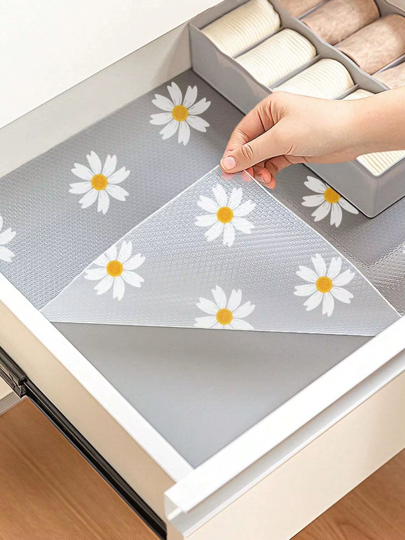 1 Roll Daisy Shelf Liner for Kitchen Cabinets EVA Waterproof Fridge Pad Cupboard Mat Easy Placemats Non-Adhesive Drawer Liner